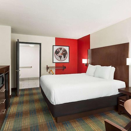 Ramada By Wyndham San Antonio Near Seaworld - Lackland Afb Exterior foto