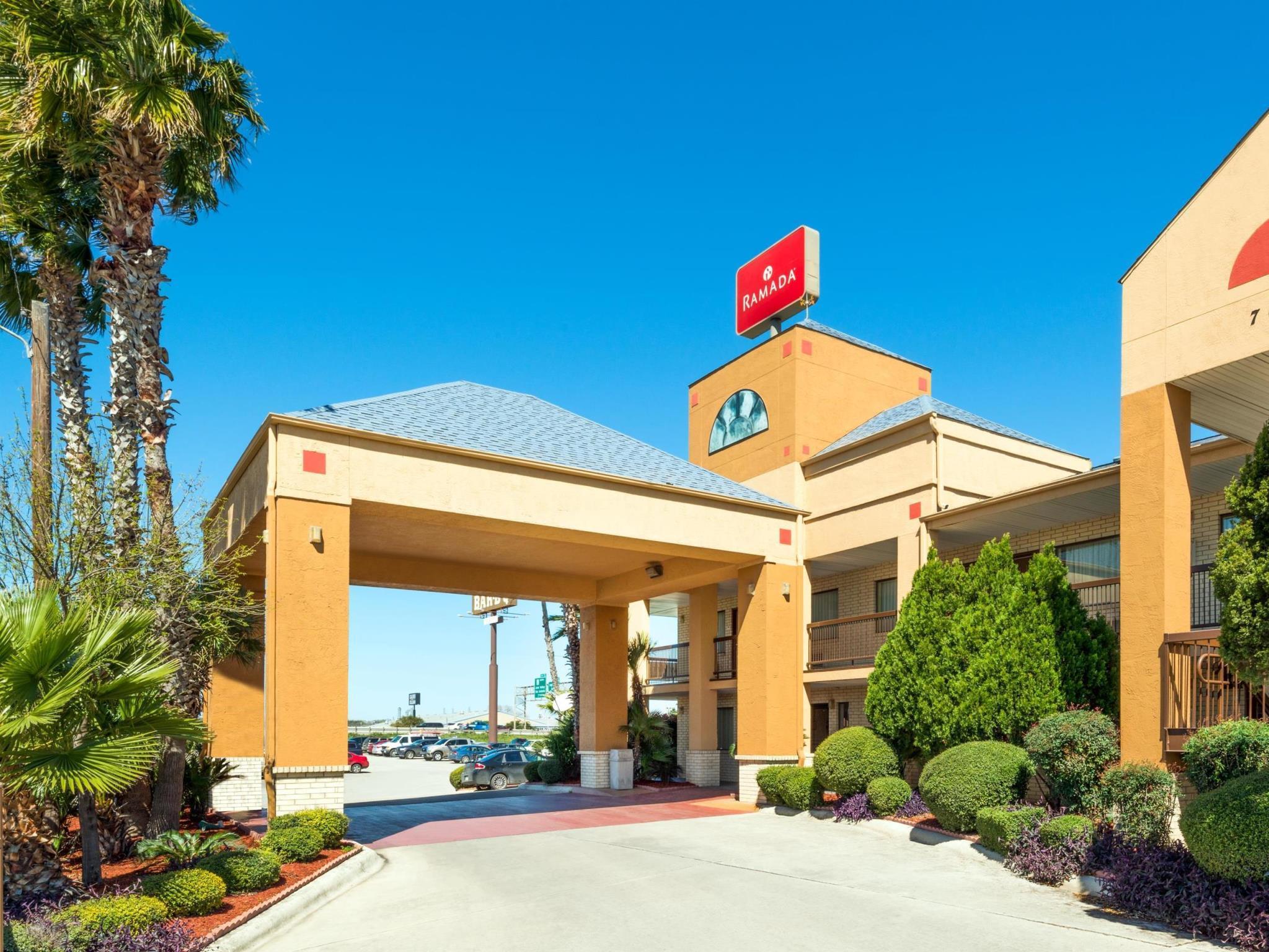 Hotel Ramada By Wyndham San Antonio Near Seaworld - Lackland Afb Exterior foto