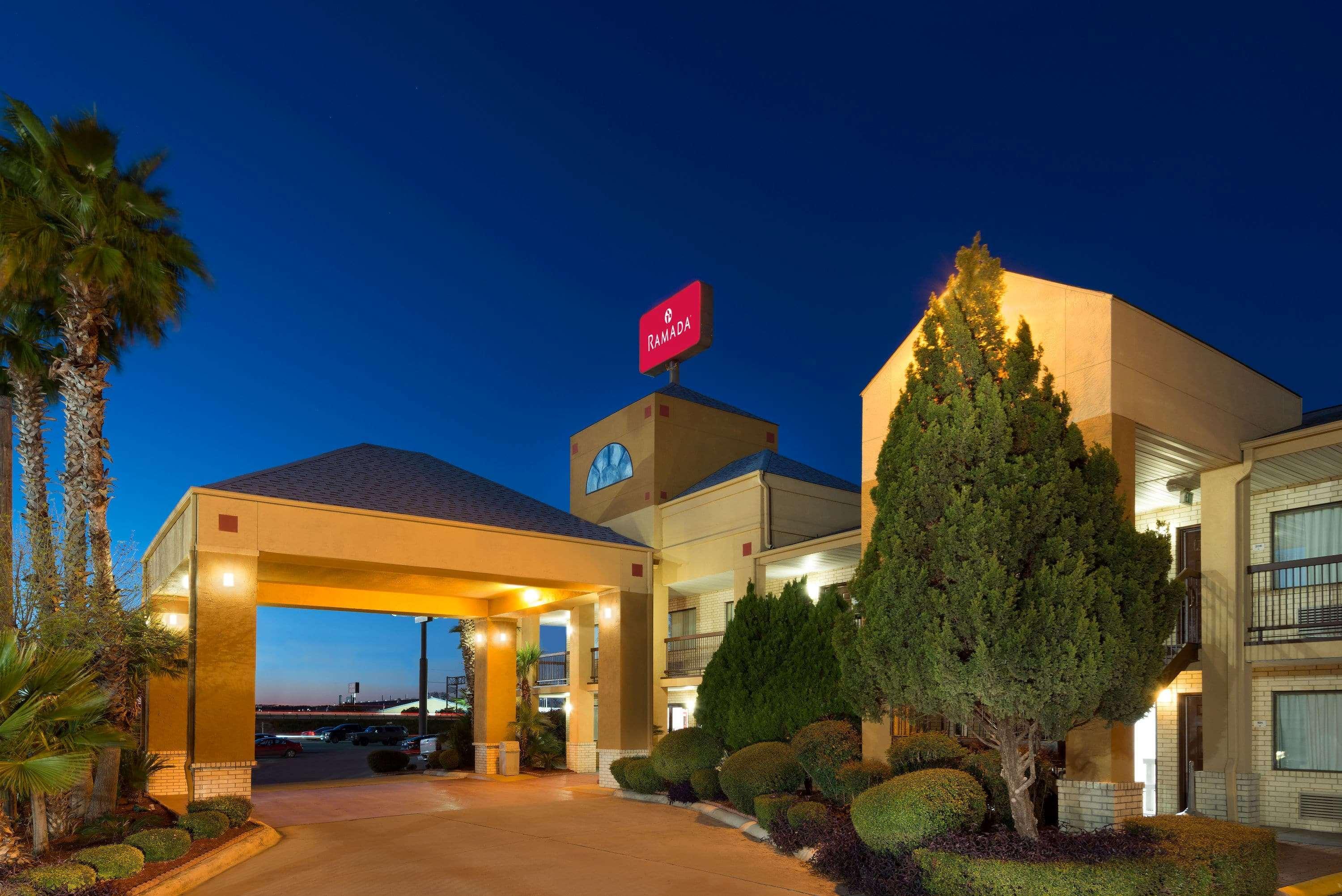 Hotel Ramada By Wyndham San Antonio Near Seaworld - Lackland Afb Exterior foto