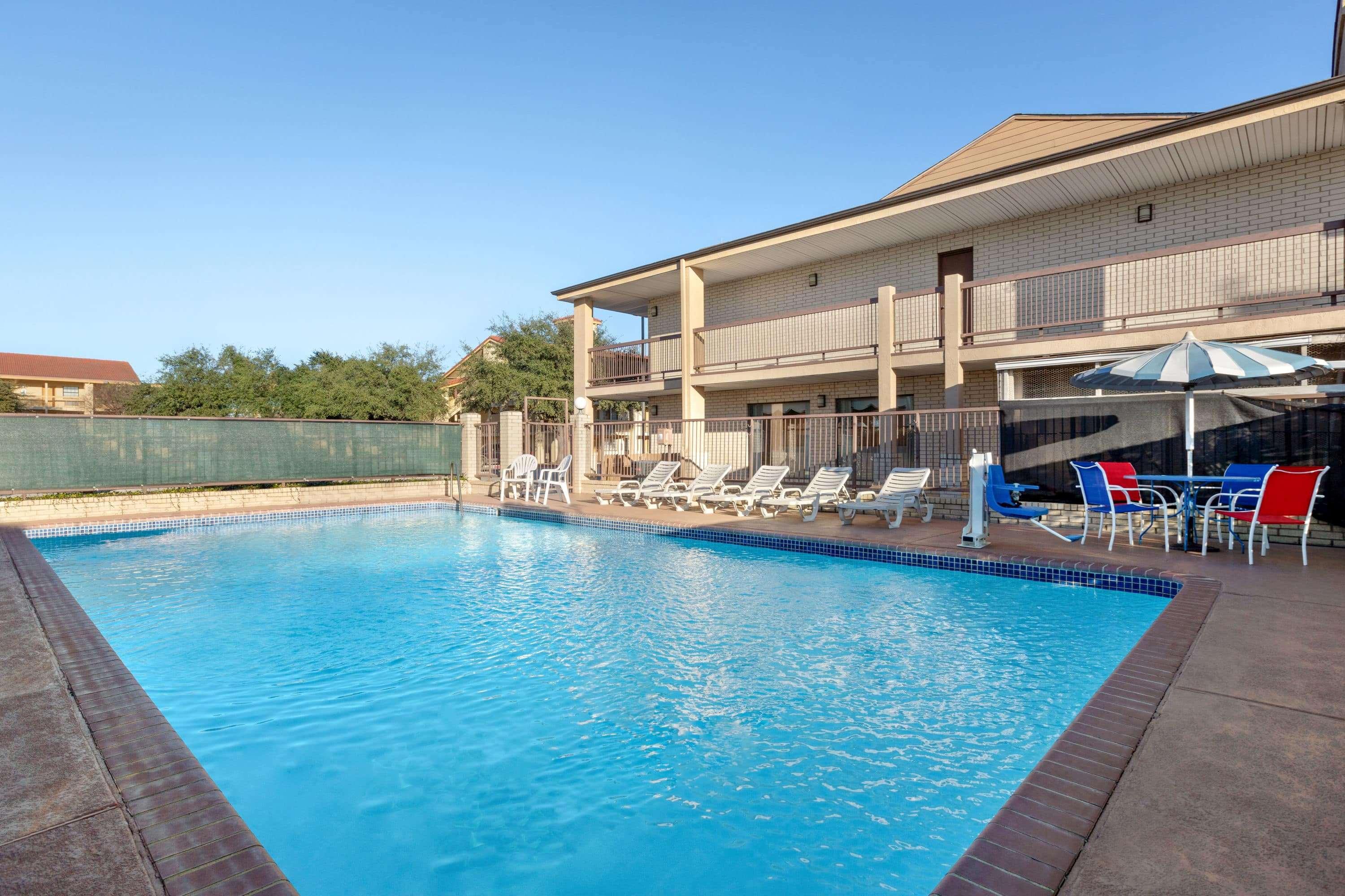 Ramada By Wyndham San Antonio Near Seaworld - Lackland Afb Exterior foto