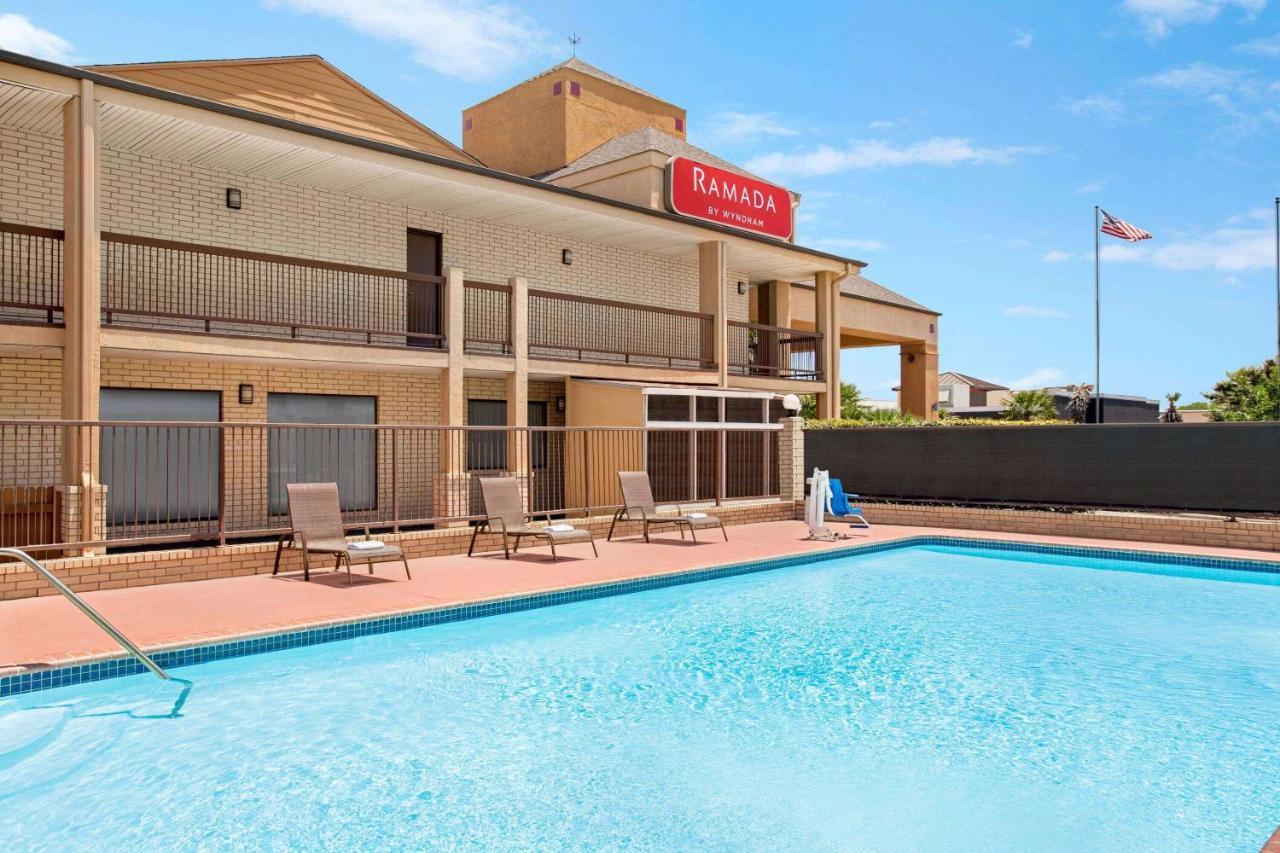 Hotel Ramada By Wyndham San Antonio Near Seaworld - Lackland Afb Exterior foto