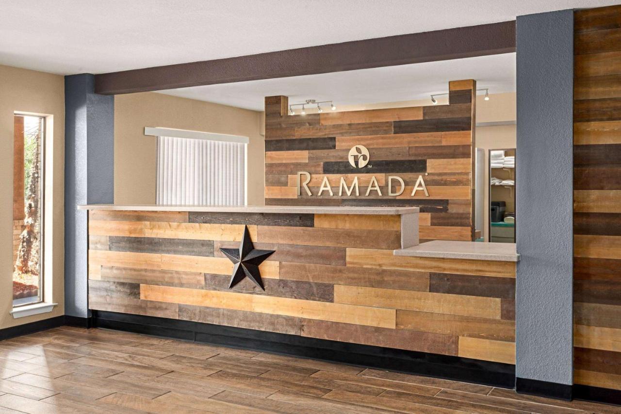 Hotel Ramada By Wyndham San Antonio Near Seaworld - Lackland Afb Exterior foto