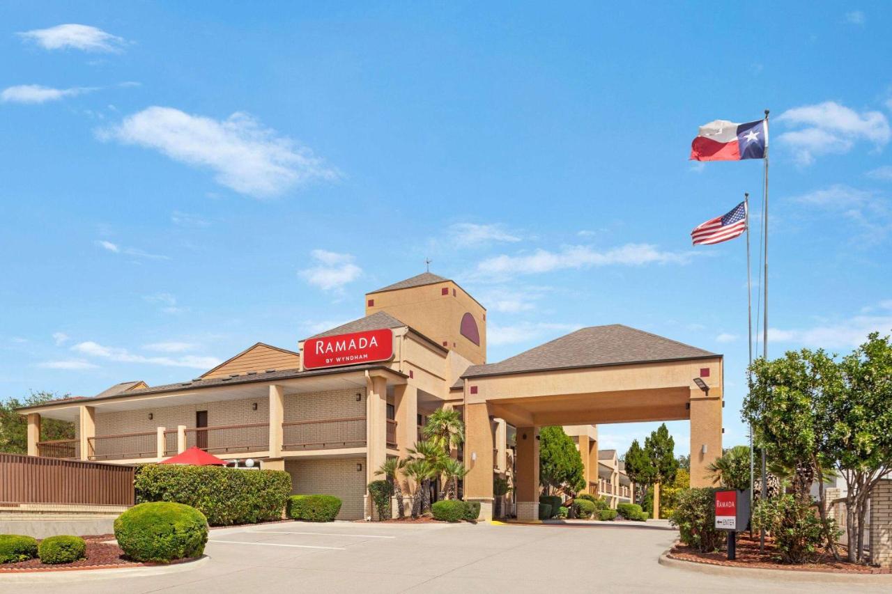 Hotel Ramada By Wyndham San Antonio Near Seaworld - Lackland Afb Exterior foto