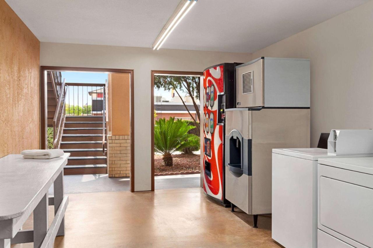 Ramada By Wyndham San Antonio Near Seaworld - Lackland Afb Exterior foto