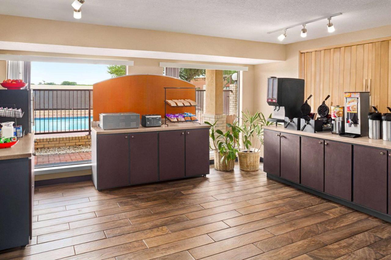 Ramada By Wyndham San Antonio Near Seaworld - Lackland Afb Exterior foto
