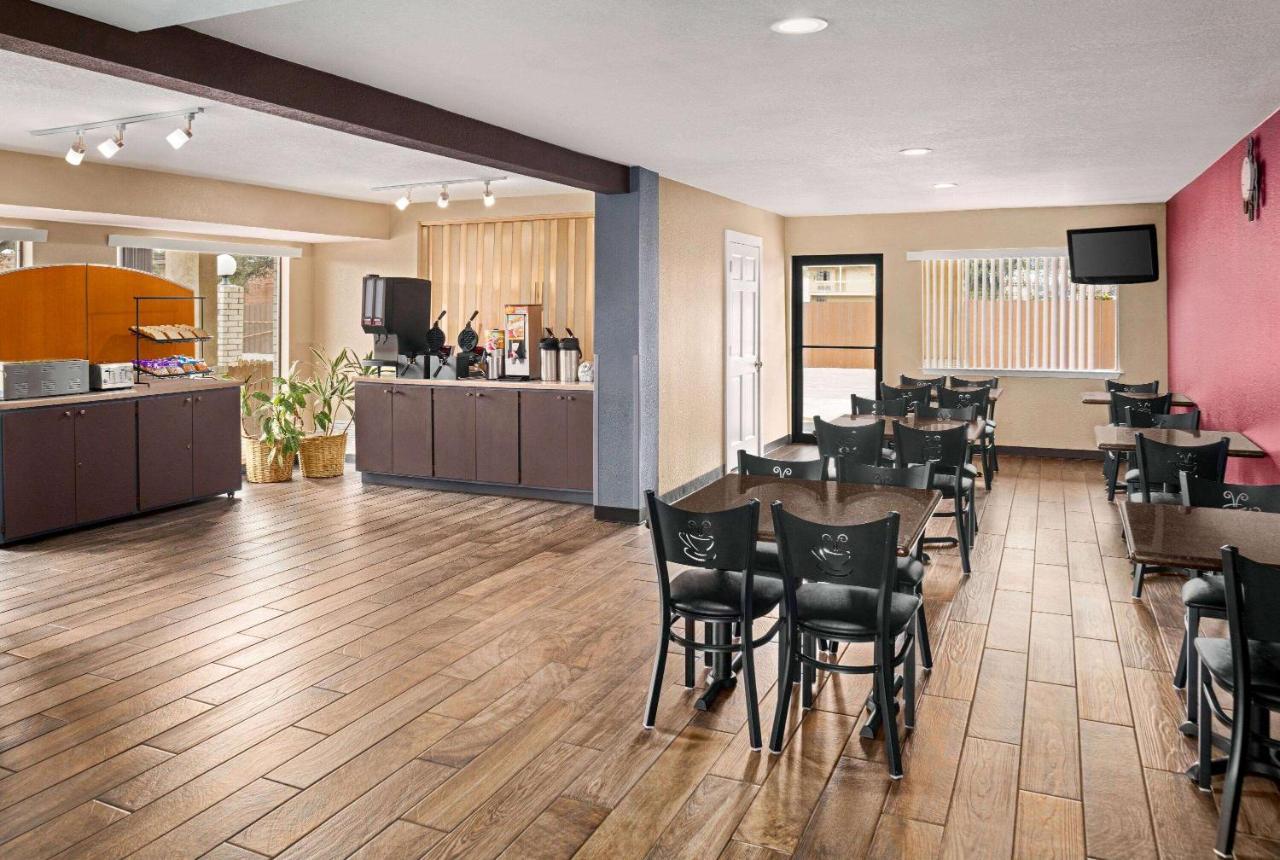 Ramada By Wyndham San Antonio Near Seaworld - Lackland Afb Exterior foto