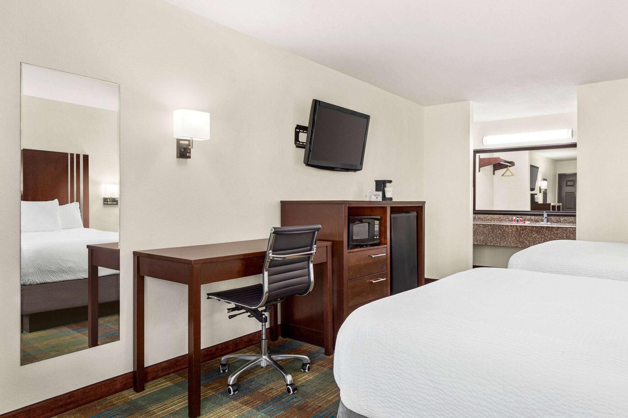 Ramada By Wyndham San Antonio Near Seaworld - Lackland Afb Exterior foto