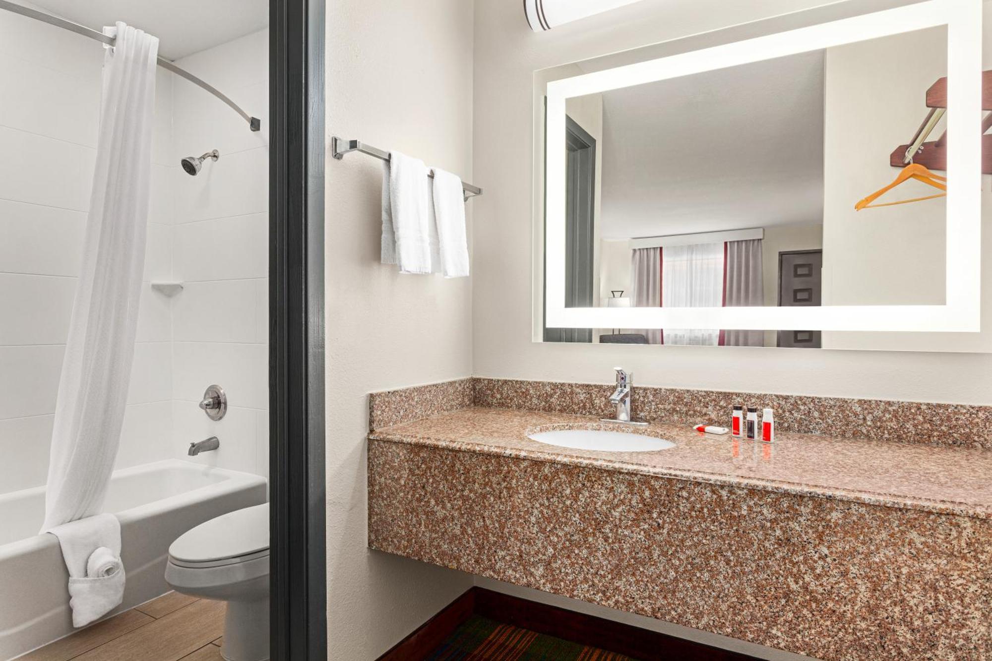 Ramada By Wyndham San Antonio Near Seaworld - Lackland Afb Exterior foto