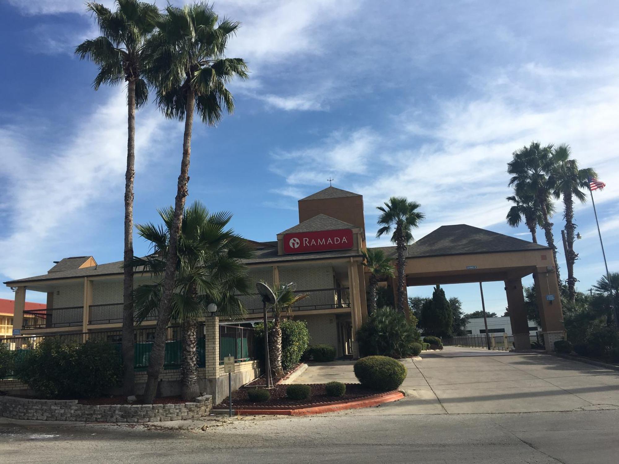 Hotel Ramada By Wyndham San Antonio Near Seaworld - Lackland Afb Exterior foto