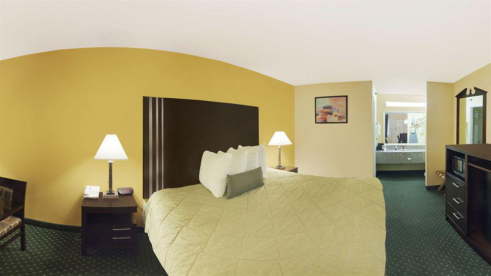 Ramada By Wyndham San Antonio Near Seaworld - Lackland Afb Exterior foto